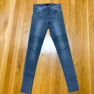 Grey, washed skinny jeans. 🤍🖤